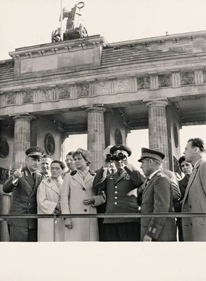 Lot 648, Auction  106, Valja und Juri in der DDR, Zur Erinnerung an den Besuch der beiden sowjetischen Kosmonauten 