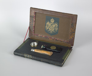 Lot 1547, Auction  107, Non-Book, Buchatrappe mit Kompass, Messer und Fläschchen