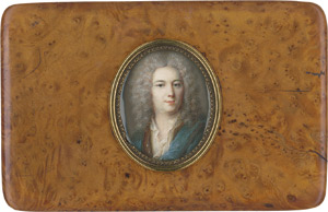 Lot 6817, Auction  112, Französisch, um 1700/1710. Bildnis eines jungen Mannes mit blauem Umhang über brauner Weste und offenem weißem Hemd. Auf Deckel einer rechteckigen Dose 