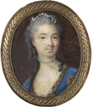 Lot 6470, Auction  113, Französisch, um 1770/1775. Bildnis einer jungen Frau mit Perlenkette um den Hals und Perlenschnüren im gepuderten Haar, in blauem Kleid mit Pelzbordüre.