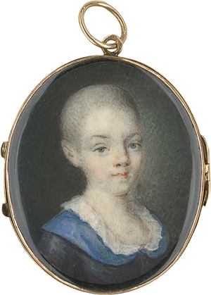 Lot 6471, Auction  113, Französisch, um 1780/1785. Bildnis eines kleinen Jungen in lila Gewand mit blauem Kragen und weißem Spitzenbesatz.