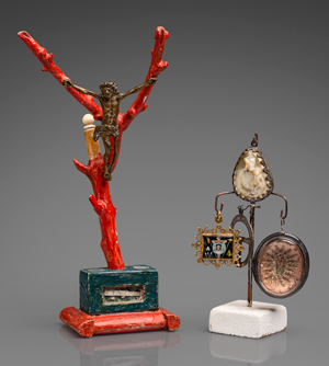 Lot 6326, Auction  117, Europäisch, wohl 17.-19. Jh. Vier Amulette: Arma Christi; Maria mit Kind; Maria im Strahlenkranz; Trinitätskreuz