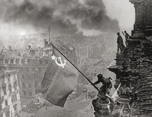 Los 4130 - Chaldej, Jewgeni - Atop the Berlin Reichstag, May 2, 1945 - 0 - thumb