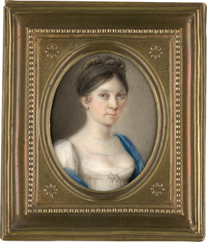Lot 6540, Auction  118, Deutsch, um 1810/1815. Miniatur Portrait einer jungen Frau mit Perlenkette und Ohrringen, in Weiß mit blauem Schal, plus eine sehr ähnliche