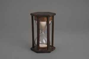 Lot 1581, Auction  120, Stundenglas, Historische Sanduhr. Glaskorpus mit zwei über ein Öhr verbundene Kolben