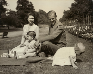 Los 4140 - Elizabeth II, Queen - Princess Elizabeth and the Duke of Edinburgh with their two children, Prince Charles and Princess Anne, in the garden at Clarence House, London - 0 - thumb