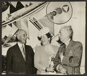Los 4279 - Rebay / Guggenheim - Frank Lloyd Wright at the project presentation of the new museum with Hilla von Rebay and Solomon R. Guggenheim - 0 - thumb