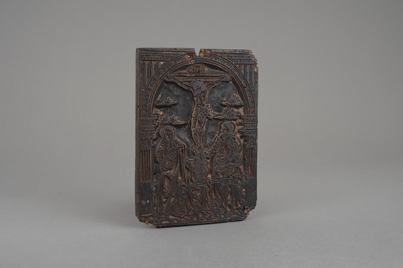 Lot 1693, Auction  120, Kreuzigung Kanonbild, Spätgotischer Holzstock. aus Hartholz mit der Darstellung der Kreuzigung Christi als Zierseite 