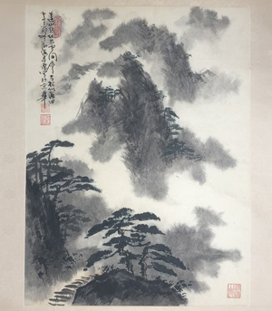 Lot 426, Auction  122, Chinesisches Rollbild, Landschaftsbild mit Bergen und Bäumen und Felsen. 