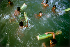 Los 4227 - McBride, Will - Indian Boys in Ganges - 0 - thumb