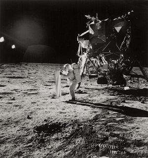 Los 4236 - NASA - Edwin Aldrin deploys the Solar Wind Composition Experiment on the surface of the Moon - 0 - thumb
