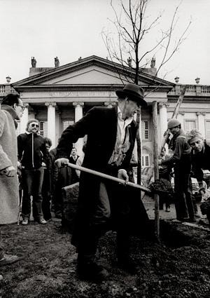 Lot 4266, Auction  122, Schwerdtle, Dieter, Joseph Beuys planting the first tree for his "7000 Eichen" project during the documenta 7 in Kassel