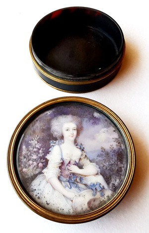 Los 6503 - Chalot, Nicolas-Ambroise - nach - Dose mit Miniatur Portrait einer barbusigen jungen Frau mit Hut in rechter Hand, in Landschaft sitzend - 2 - thumb