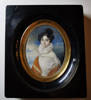 Los 6571 - Österreichisch - um 1825/1830. Miniatur Portrait einer jungen Frau mit orangem Kaschmirschal - 1 - thumb