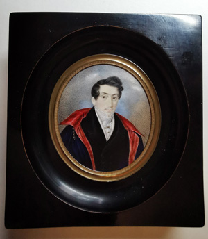 Los 6572 - Österreichisch - um 1820/1825. Miniatur Portrait eines jungen Mannes mit rot gefüttertem, blauem Umhang - 1 - thumb