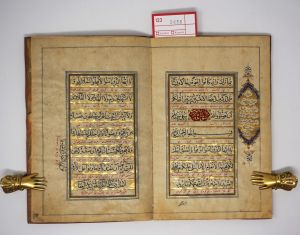 Los 2686 - Muhammed - Al Qu’ran. Wohl Sure 4. Arabische Handschrift auf gelatiniertem Walzpapier.  - 4 - thumb