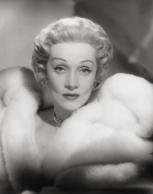 Los 4123 - Film Photography - Marlene Dietrich in Las Vegas - 0 - thumb