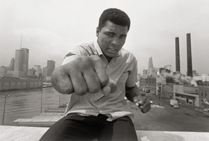 Los 4197 - Hoepker, Thomas - Muhammad Ali in front of the Skyline of Chicago - 0 - thumb