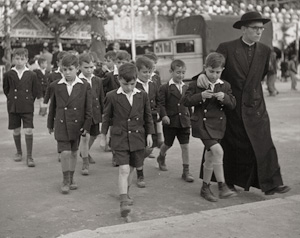 Los 4232 - List, Herbert - School class with priest, Rome - 0 - thumb