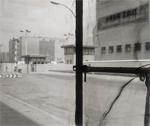 Los 4285 - Schmidt, Michael - Image from the series "Waffenruhe" (Checkpoint Charlie) - 0 - thumb