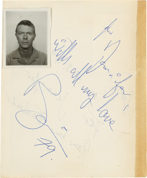 Lot 1215, Auction  124, Bowie, David, Eigenhändiges Autogramm mit montiertem Orig.-Passphoto