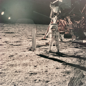 Los 4244 - NASA - Buzz Aldrin on the moon, Apollo; Buzz Aldrin standing beside the U.S. flag, Apollo - 0 - thumb