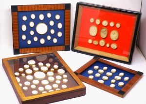 Los 864 - Daktyliothek - Sammlung von 103 Gipsabdrucken von geschnittenen Kameen. Um 1860 - 3 - thumb