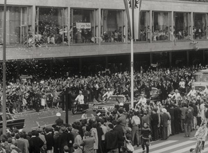 Los 4181 - Jacoby, Max - Crowds lined up on Joachimsthaler Str. during John F. Kennedy's visit to Berlin - 0 - thumb