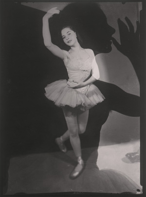 Los 4186 - Kesting, Edmund - Dancer with projected profile of Gret Palucca - 0 - thumb