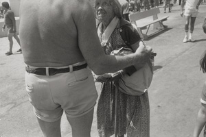 Los 4291 - Winogrand, Garry - Venice, California from the series 'Women are Better Than Men. Not Only Have They Survived, They Do Prevail' - 0 - thumb