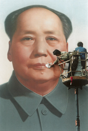 Los 4293 - Wong, David - Workers clean Mao Zedong's Portrait, on Tiananmen Square in Beijing before the Worker's Day Parade - 0 - thumb