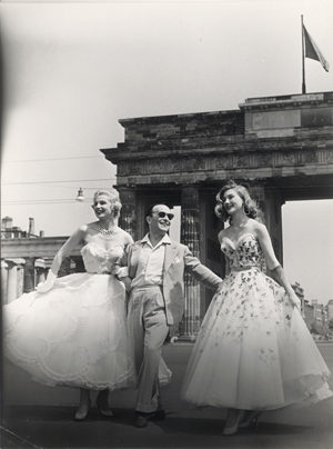 Lot 6508, Auction  125, Klebig, Robert (Bob), Emilio Pucci und Models vor dem Brandenburger Tor