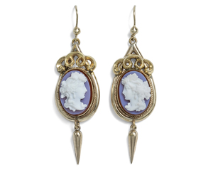 Lot 6527, Auction  125, Ohrschmuck, Paar antikisierender Gemmen-Ohrgehänge mit Bachantinnen