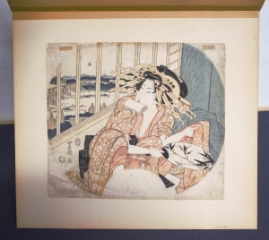 Los 679 - Torii, Kiyonaga - Geisha sitzend mit Fächer in der Hand. - 1 - thumb