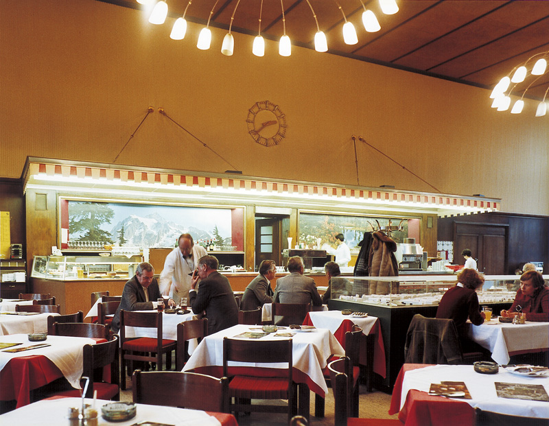 Lot 4155, Auction  126, Höfer, Candida, Wartesaal Düsseldorf