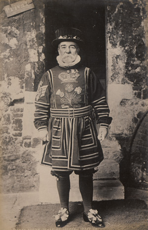 Lot 159, Auction  127, London, Privates Fotoalbum mit 14 kartonierte Blätter mit 26 montierten Fotografie