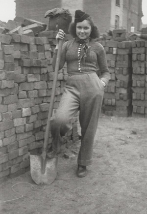 Lot 4223, Auction  127, Mai, Karl-Heinz, "Trümmerfrauen", Leipzig