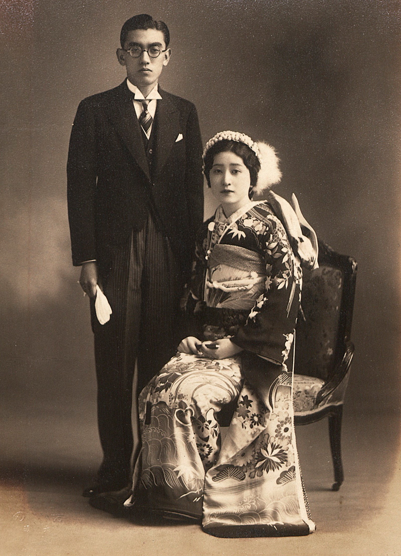 Lot 105, Auction  127, Japan, Fotoalbum mit Porträts und Alltagsszenen