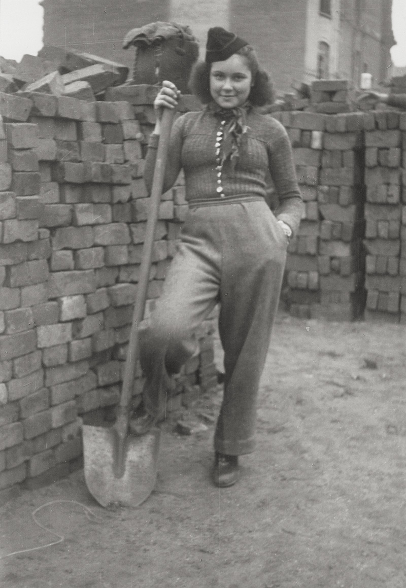 Lot 4223, Auction  127, Mai, Karl-Heinz, "Trümmerfrauen", Leipzig